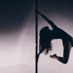Frau Pole Trick auf Pole Dance Stange im Pole Dance Studio Wien