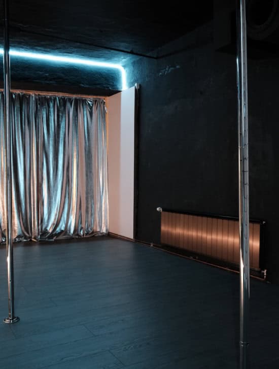 zwei Polestangen im Pole Studio Wien